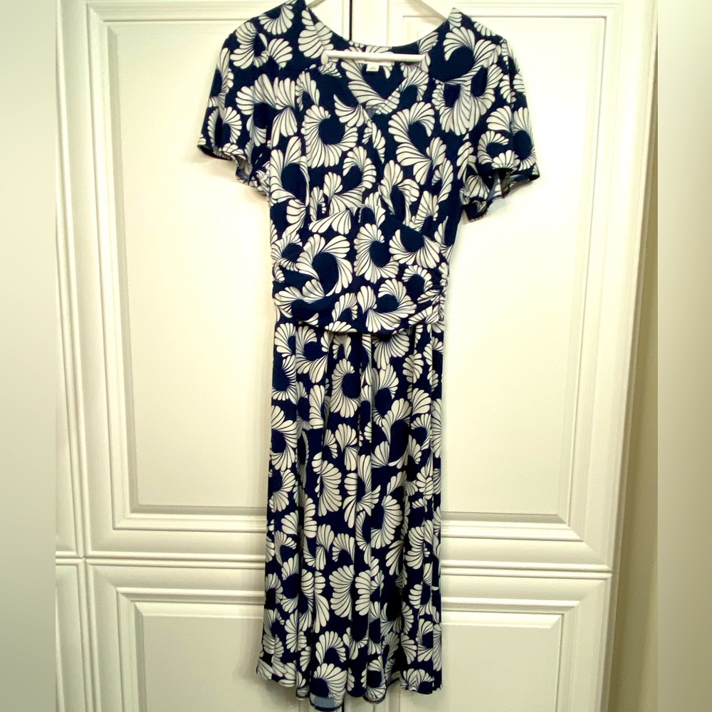 EUC Dress Barn Sz 10 Short Sleeve Midi Dress V Neck Ruched Pull On Blue White